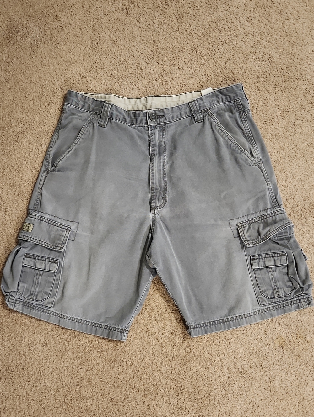 Wrangler Men's Gray 10 pocket Cargo Shorts. Waist 34